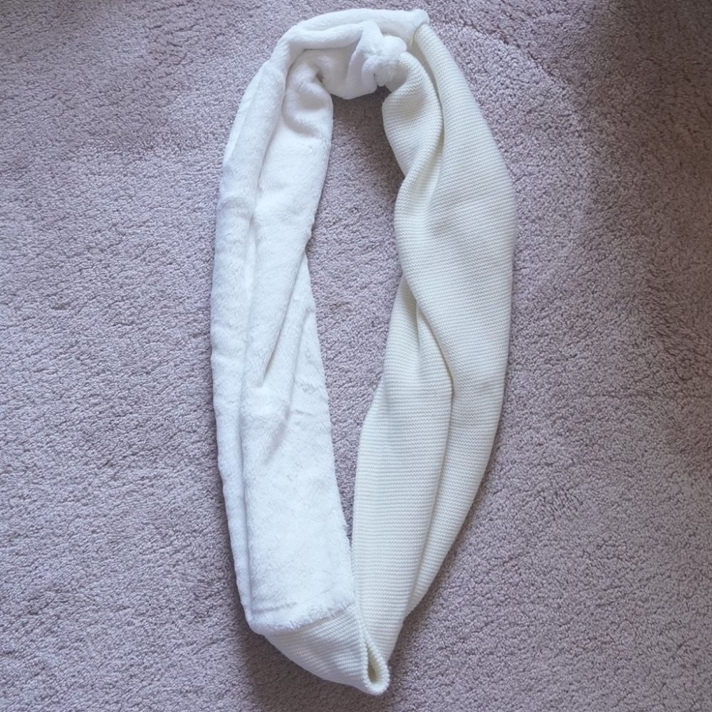 Banana Republic Faux Fur White Infinity Circle Scarf